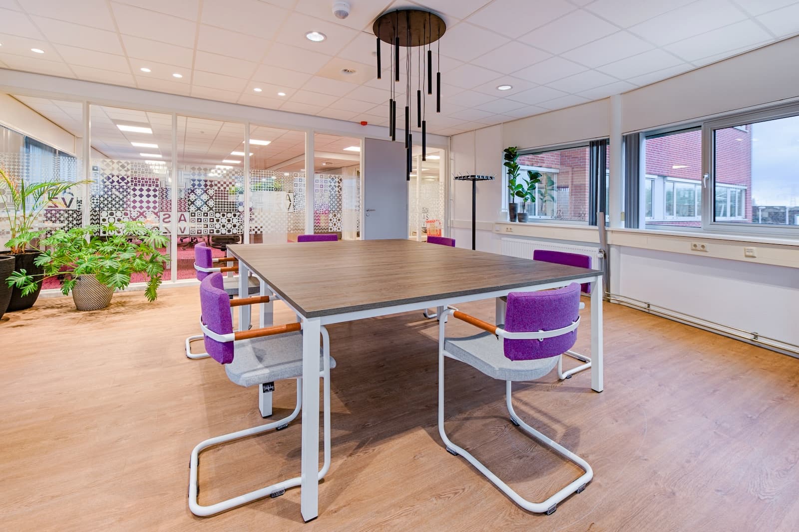 Посетителски офис стол DAWN с праховобоядисана метална основа и дамаска категория В – стилен и удобен избор за офис интериор.