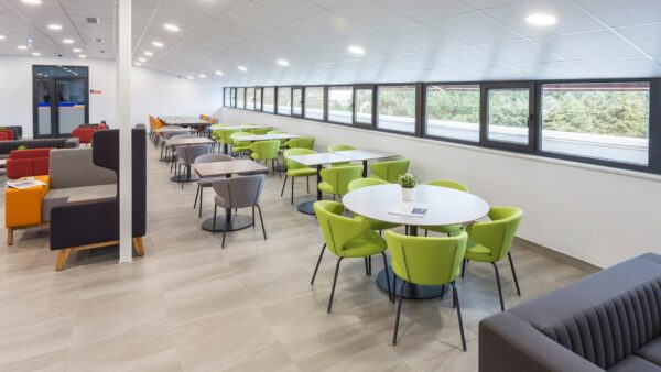 Конферентен офис стол MOON с ергономична седалка и опция за различни основи – конферентен, работен, посетителски или бар стол, с богат избор от дамаски.