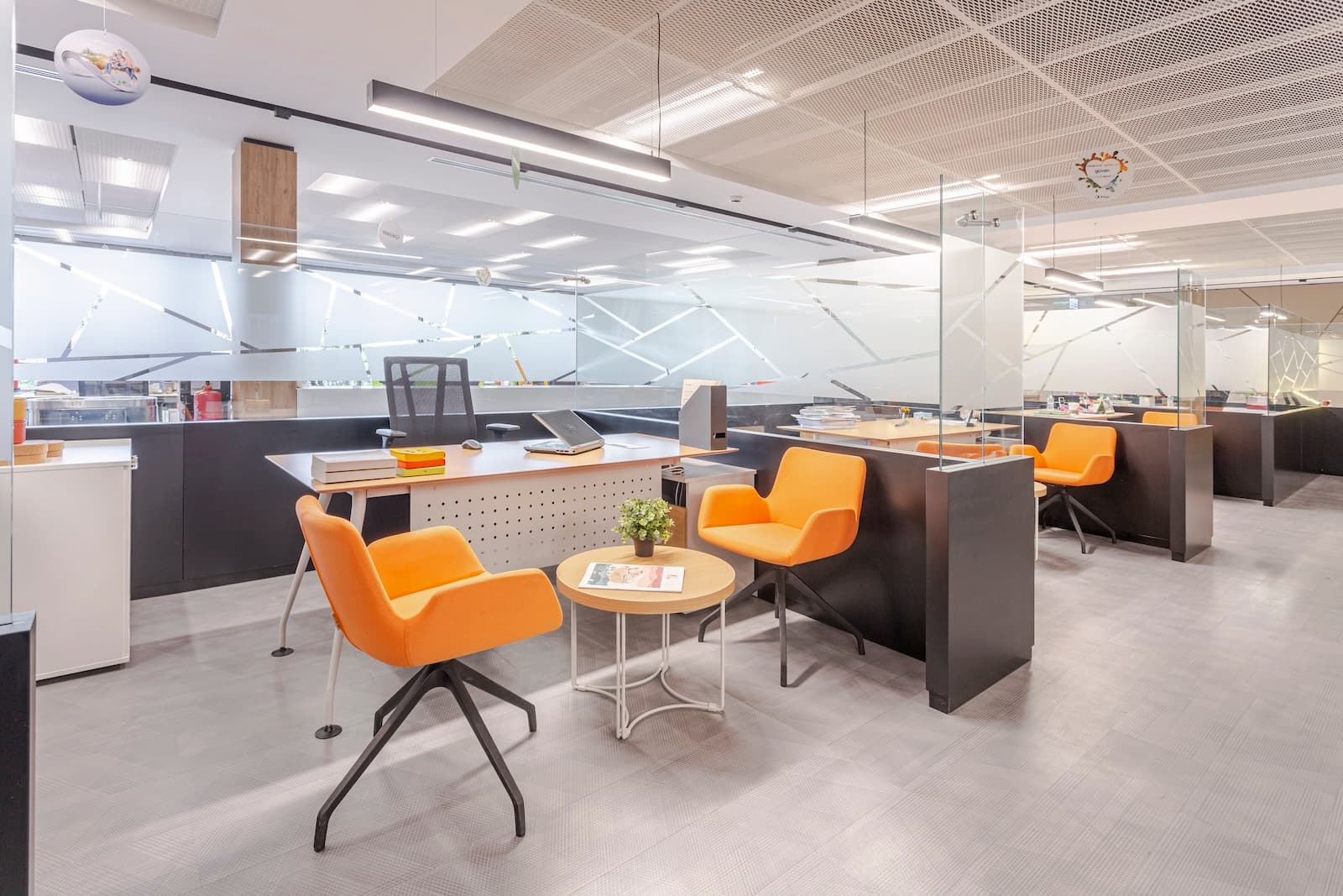 Съчетавайте столовете NELL с нашите конферентни маси за стилна и функционална офис или конференционна зона.