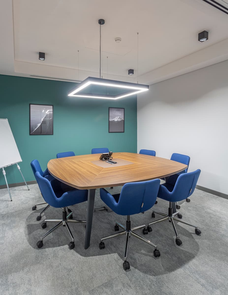 Съчетавайте столовете NELL с нашите конферентни маси за стилна и функционална офис или конференционна зона.