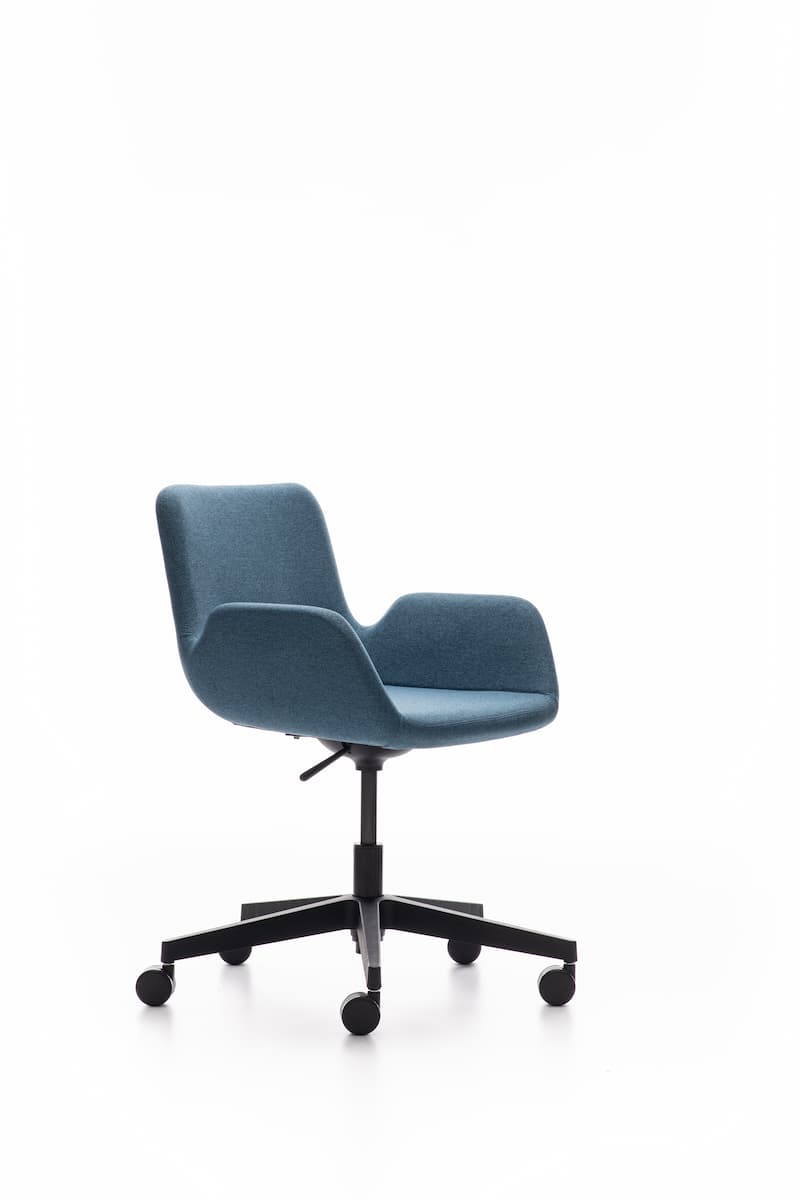 Съчетавайте столовете NELL с нашите конферентни маси за стилна и функционална офис или конференционна зона.