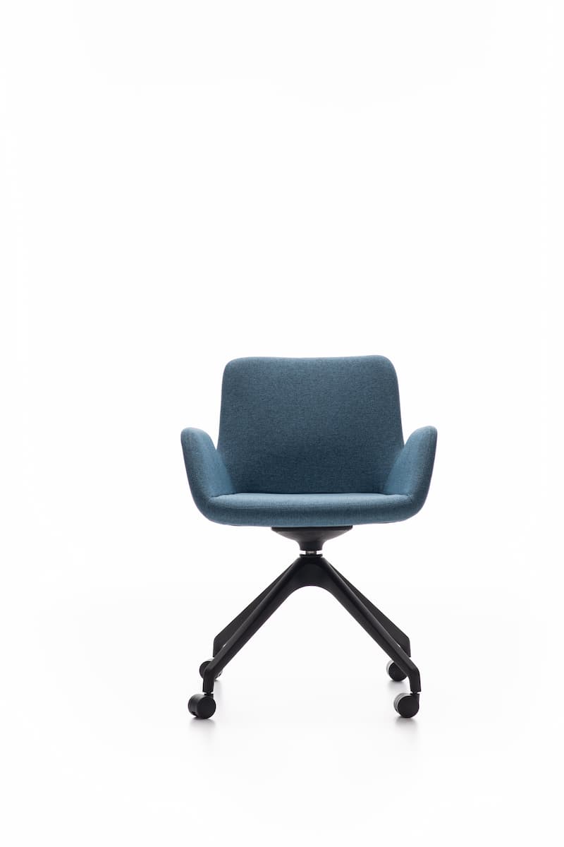 Съчетавайте столовете NELL с нашите конферентни маси за стилна и функционална офис или конференционна зона.