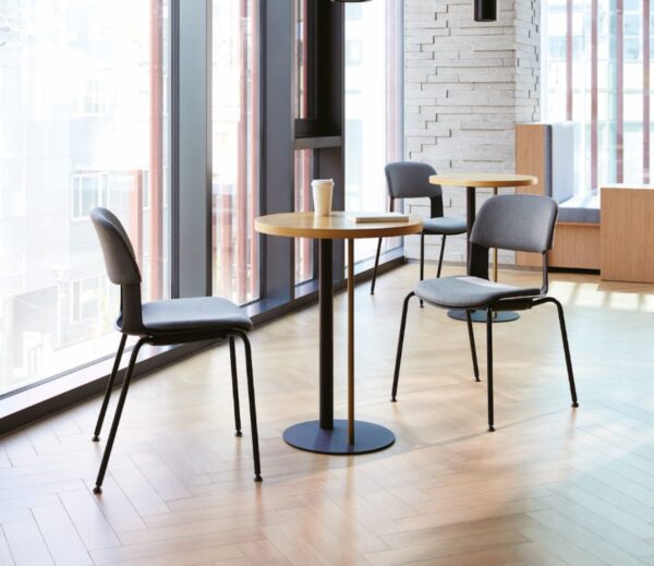 Стол OWE тапицирана седалка и черни праховобоядисани крака – елегантен и удобен модел за офис, чакалня или кафене.