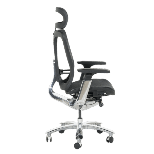 Ергономичен офис стол TRAIL LUX в черен цвят с дишаща мрежа, 4D подлакътници, регулируем подглавник, лумбална опора и алуминиева основа.