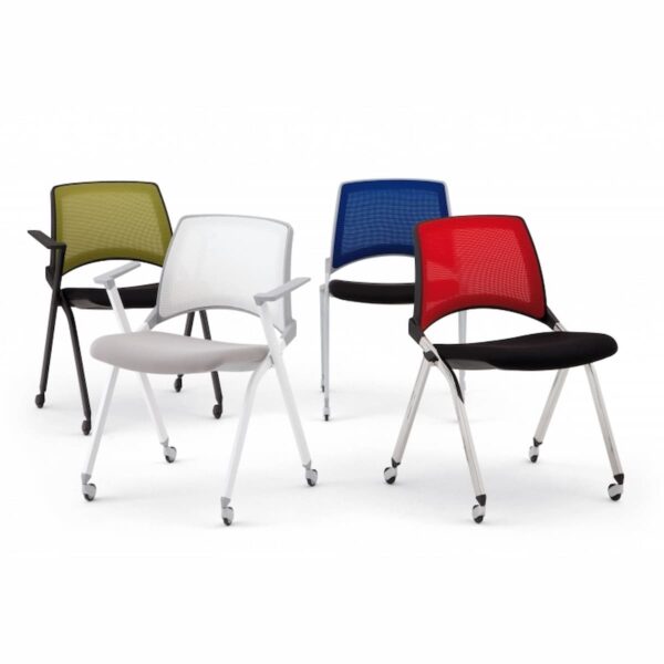 Конферентен стол DAIKI с мрежеста облегалка, тапицирана дамаска на седалката, черна или хромирана основа с колела и статични подлакътници.